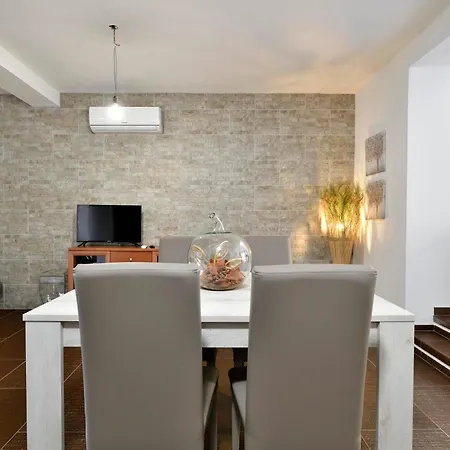 Damaria Apartment *